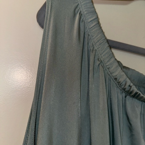 Flowy One piece - Picture 3 of 7